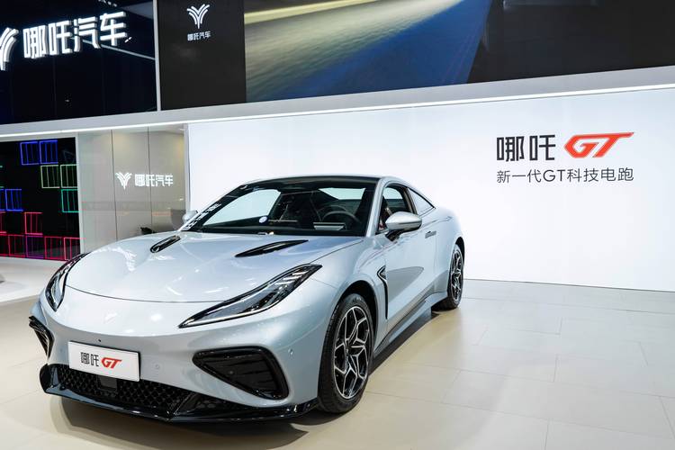 佛山62哪吒汽车在智能汽车领域的表现，领途汽车在新能源汽车市场中的影响力